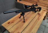 VERKOCHT!! Hatsan Flash 5.5 mm met 3 magazijnen, Sniper 6-24×50 AOE Richtkijker, Bipod, vulslang, duikfles, doosjes kogeltjes en koffer.