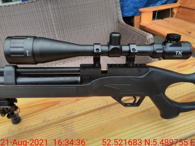 VERKOCHT!! Hatsan Flash 5.5 mm met 3 magazijnen, Sniper 6-24×50 AOE Richtkijker, Bipod, vulslang, duikfles, doosjes kogeltjes en koffer.