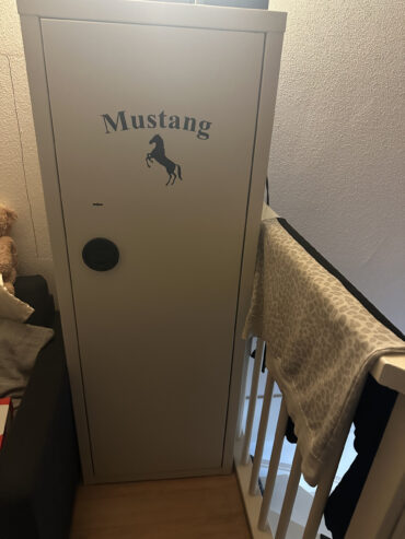 Mustang wapenkluis met 8 plekken.